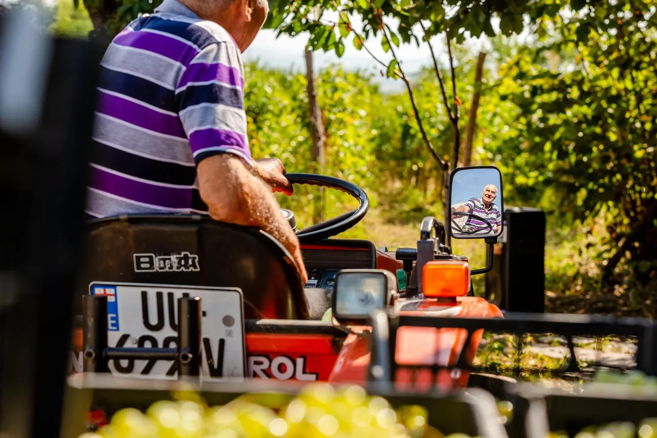 Mann auf Traktor
